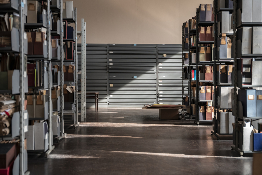 Metalowe regały i szuflady na plakaty w Sekcji Dokumentów Życia Społecznego BUŁ.