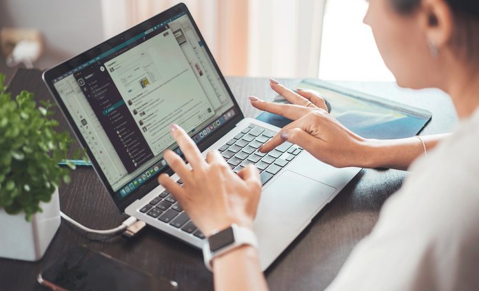 kobieta pracująca na komputerze