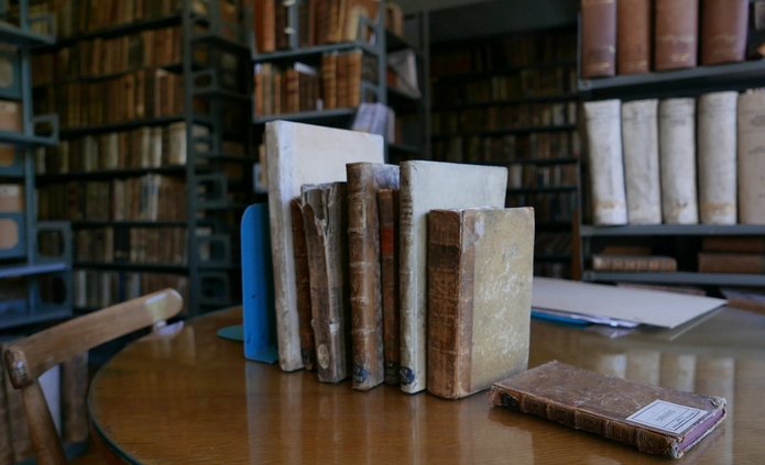 Cenne egzemplarze z kolekcji Biblioteki UŁ. Widoczne grzbiety książek.