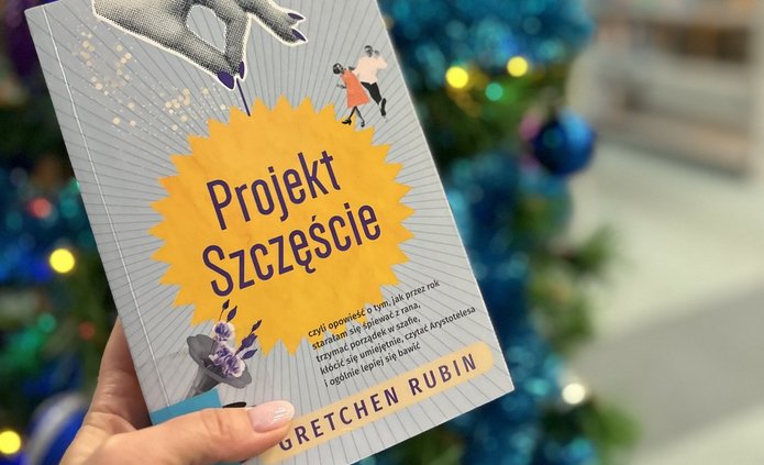 Okładka książki "Projekt Szczęście", w tle świątecznie przystrojona choinka.